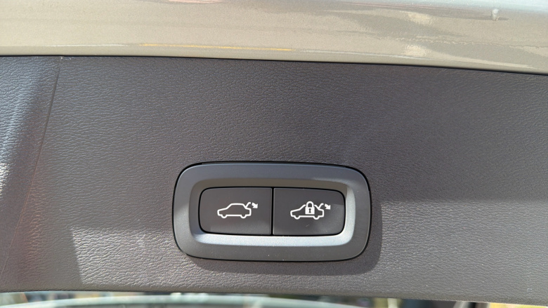 Volvo XC40 2.0 B4P Ultra Dark 5dr Auto Petrol Estate